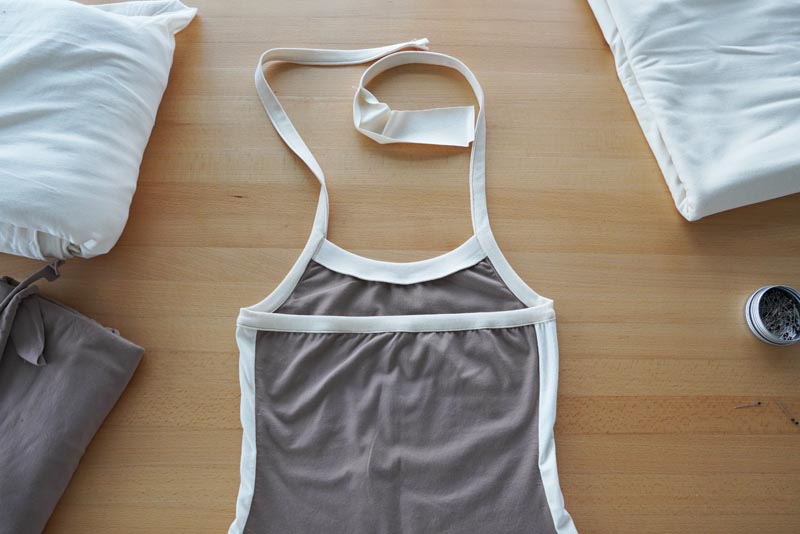 Střih a návod jak ušít jednoduché dámské tílko s úzkými ramínky, lem průramků, zadního dílu a ramínka