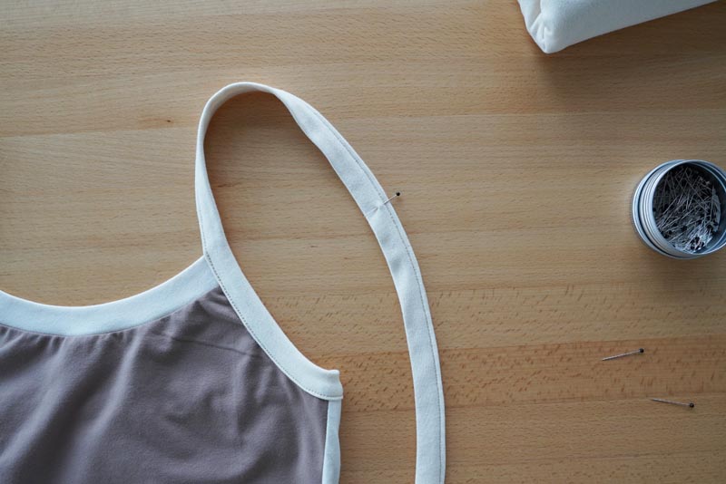 Střih a návod jak ušít jednoduché dámské tílko s úzkými ramínky, ramínka