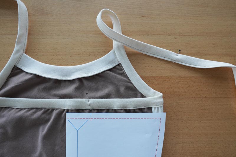 Střih a návod jak ušít jednoduché dámské tílko s úzkými ramínky, ramínka