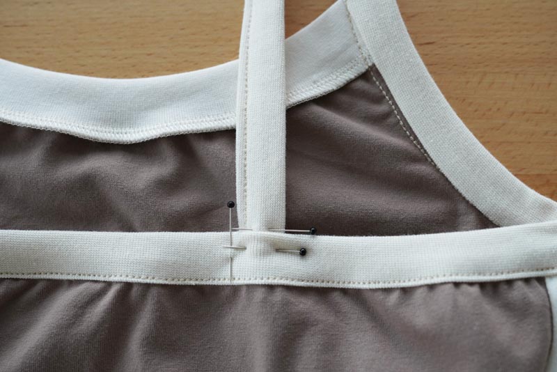 Střih a návod jak ušít jednoduché dámské tílko s úzkými ramínky, ramínka