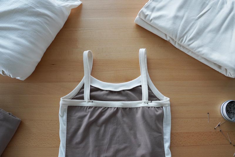 Střih a návod jak ušít jednoduché dámské tílko s úzkými ramínky, ramínka