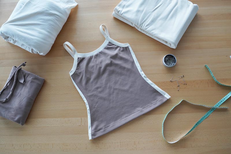 Střih a návod jak ušít jednoduché dámské tílko s úzkými ramínky, spodní lem