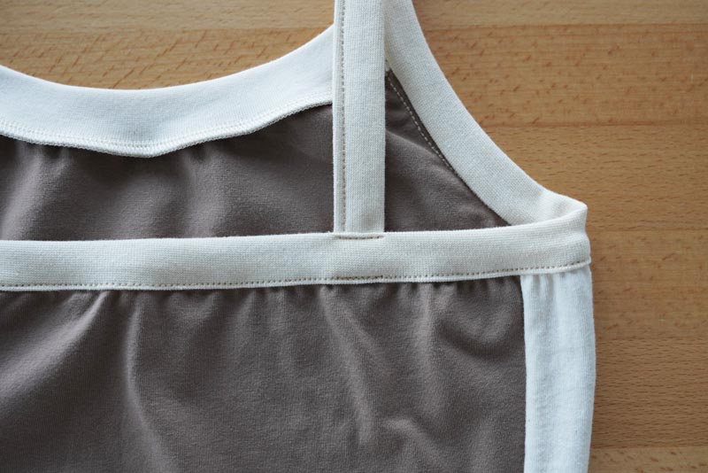 Střih a návod jak ušít jednoduché dámské tílko s úzkými ramínky, ramínka