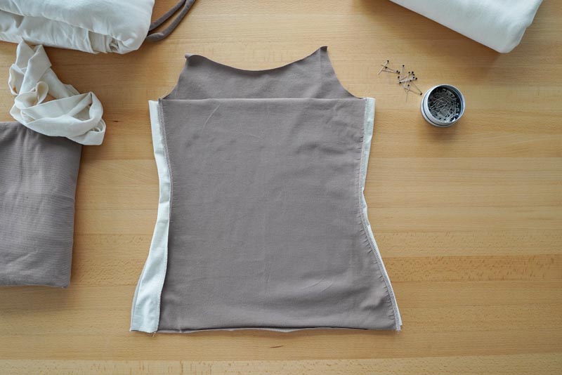 Střih a návod jak ušít jednoduché dámské tílko s úzkými ramínky, boční dílky