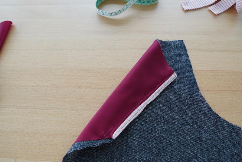 Jak ušít klínovou kapsu s ozdobnou paspulkou nebo kontrastním lemem - štepování