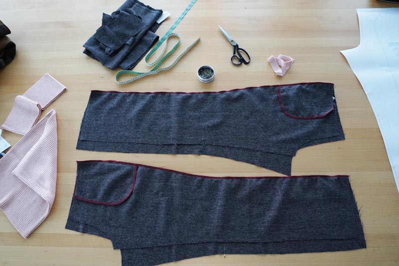 Jak ušít klínovou kapsu s ozdobnou paspulkou nebo kontrastním lemem - dokončení švu (zde boční šev)