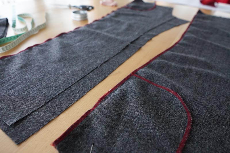 Jak ušít klínovou kapsu s ozdobnou paspulkou nebo kontrastním lemem - dokončení švu (zde boční šev)