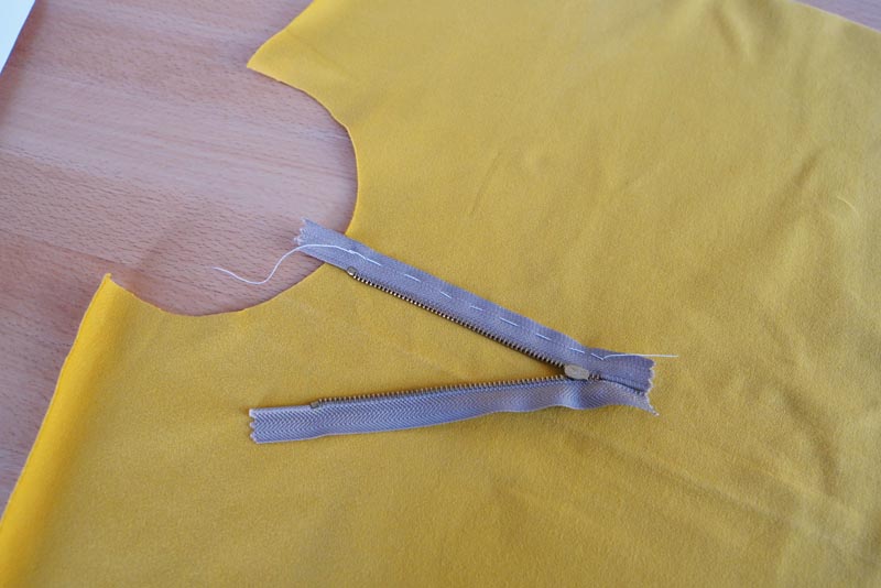 Jak ušít tričko se zipem a nízkým stojatým límečkem - zip s podšívkou ve výstřihu