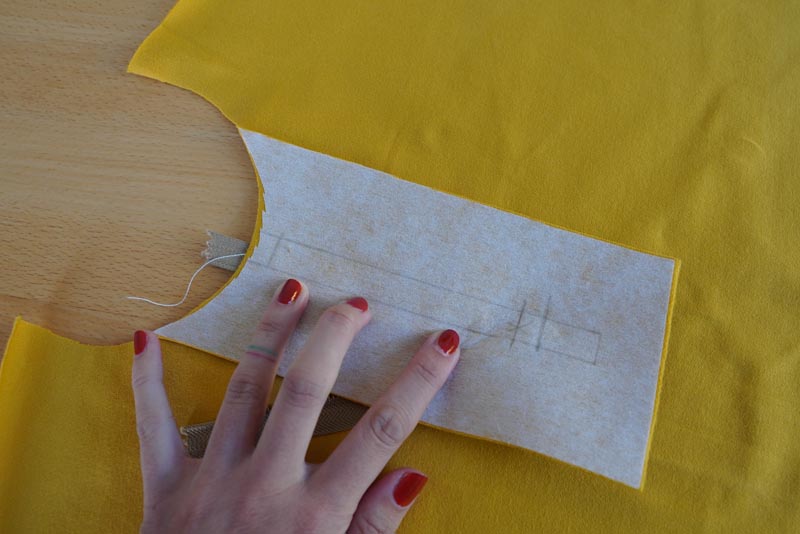 Jak ušít tričko se zipem a nízkým stojatým límečkem - zip s podšívkou ve výstřihu