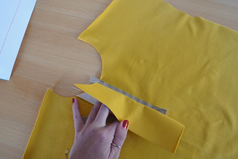 Jak ušít tričko se zipem a nízkým stojatým límečkem - zip s podšívkou ve výstřihu