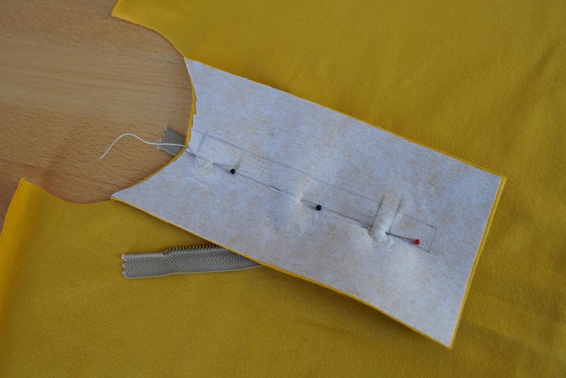 Jak ušít tričko se zipem a nízkým stojatým límečkem - zip s podšívkou ve výstřihu