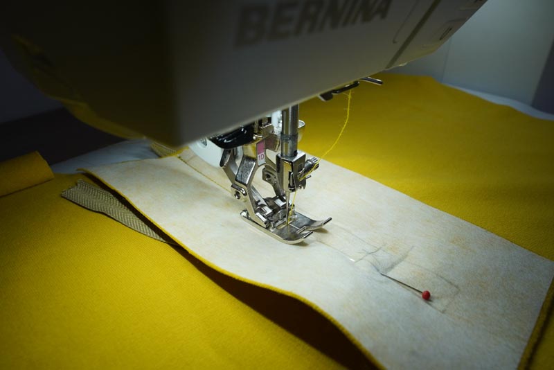 Jak ušít tričko se zipem a nízkým stojatým límečkem - zip s podšívkou ve výstřihu