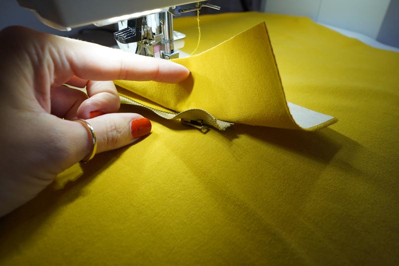 Jak ušít tričko se zipem a nízkým stojatým límečkem - zip s podšívkou ve výstřihu