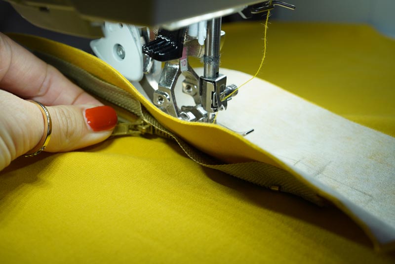 Jak ušít tričko se zipem a nízkým stojatým límečkem - zip s podšívkou ve výstřihu