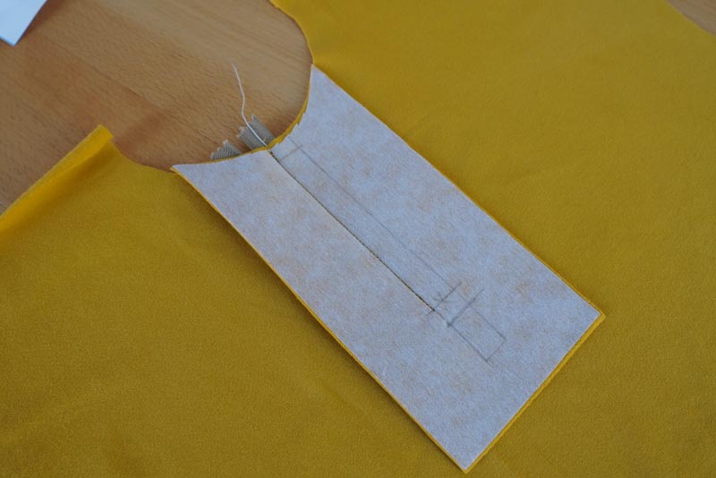 Jak ušít tričko se zipem a nízkým stojatým límečkem - zip s podšívkou ve výstřihu