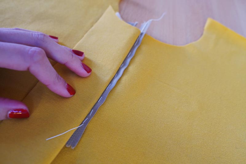 Jak ušít tričko se zipem a nízkým stojatým límečkem - zip s podšívkou ve výstřihu