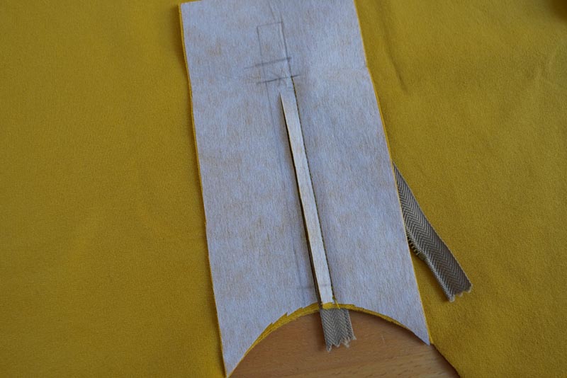 Jak ušít tričko se zipem a nízkým stojatým límečkem - zip s podšívkou ve výstřihu