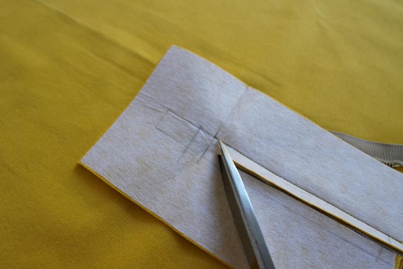 Jak ušít tričko se zipem a nízkým stojatým límečkem - zip s podšívkou ve výstřihu