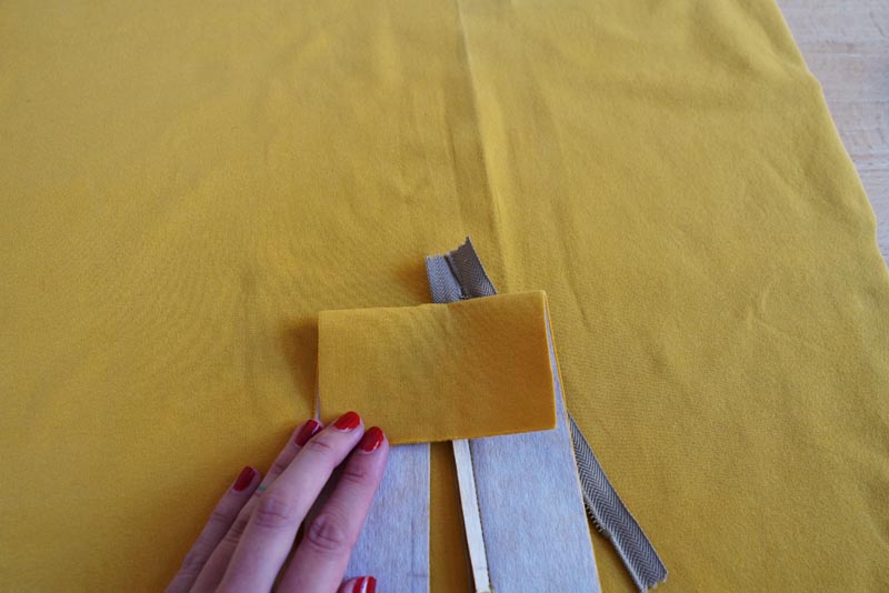 Jak ušít tričko se zipem a nízkým stojatým límečkem - zip s podšívkou ve výstřihu