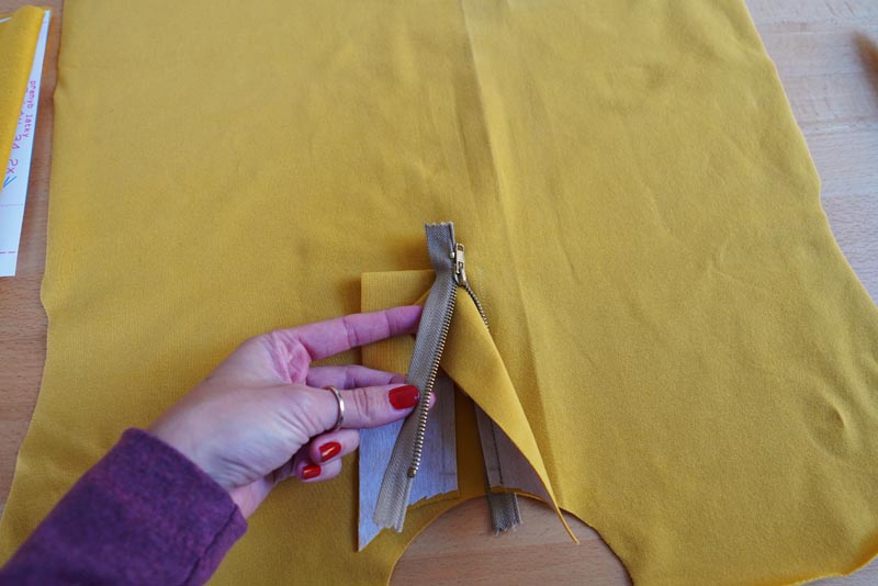 Jak ušít tričko se zipem a nízkým stojatým límečkem - zip s podšívkou ve výstřihu