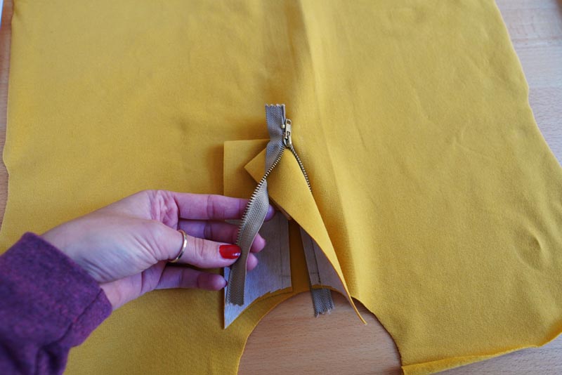 Jak ušít tričko se zipem a nízkým stojatým límečkem - zip s podšívkou ve výstřihu