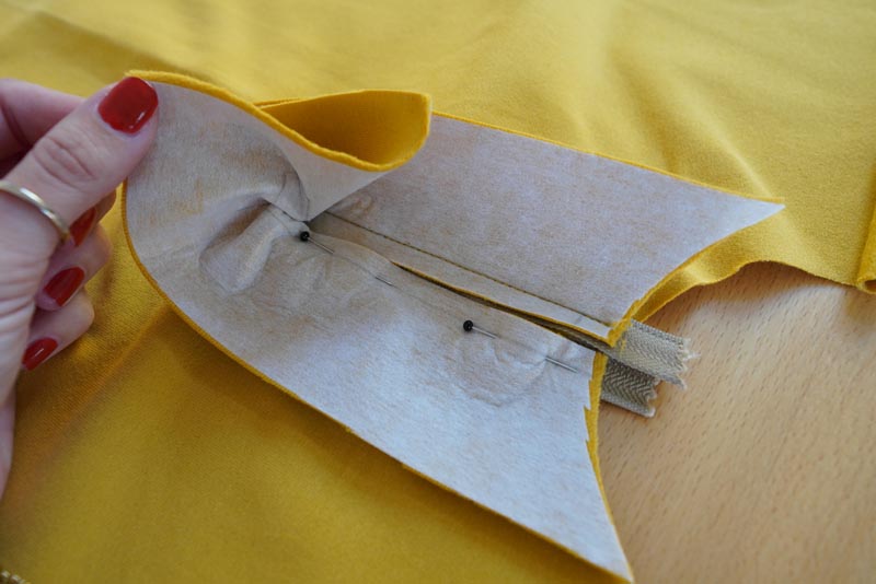 Jak ušít tričko se zipem a nízkým stojatým límečkem - zip s podšívkou ve výstřihu