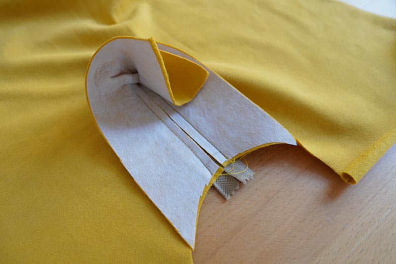 Jak ušít tričko se zipem a nízkým stojatým límečkem - zip s podšívkou ve výstřihu