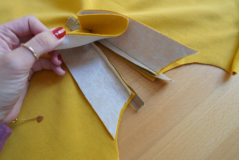 Jak ušít tričko se zipem a nízkým stojatým límečkem - zip s podšívkou ve výstřihu