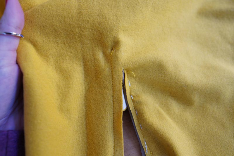 Jak ušít tričko se zipem a nízkým stojatým límečkem - zip s podšívkou ve výstřihu