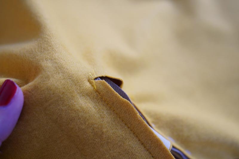 Jak ušít tričko se zipem a nízkým stojatým límečkem - zip s podšívkou ve výstřihu