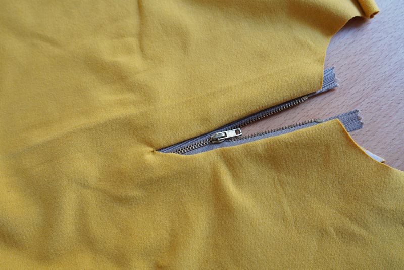 Jak ušít tričko se zipem a nízkým stojatým límečkem - zip s podšívkou ve výstřihu