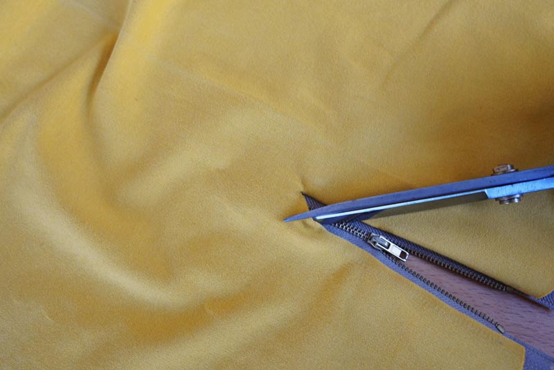 Jak ušít tričko se zipem a nízkým stojatým límečkem - zip s podšívkou ve výstřihu