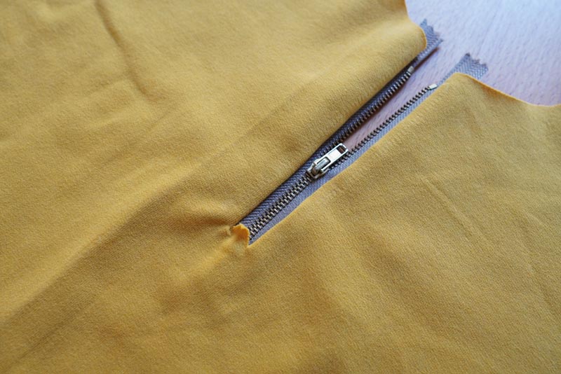 Jak ušít tričko se zipem a nízkým stojatým límečkem - zip s podšívkou ve výstřihu