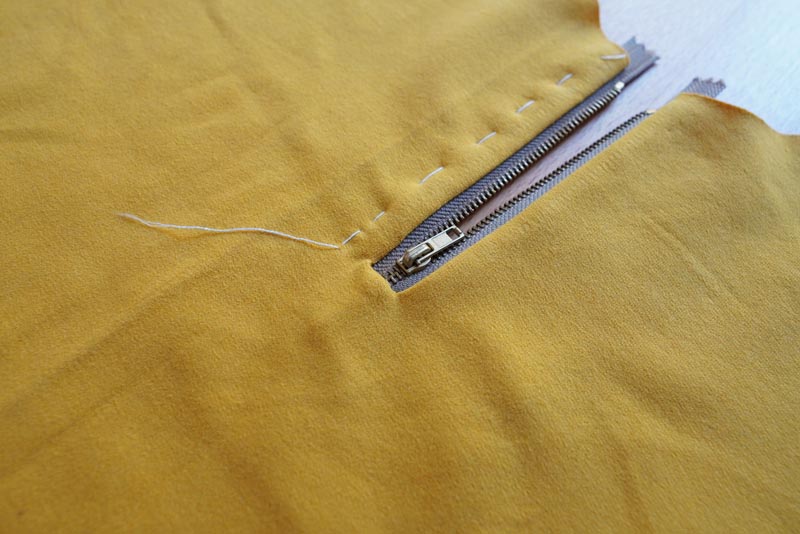Jak ušít tričko se zipem a nízkým stojatým límečkem - zip s podšívkou ve výstřihu