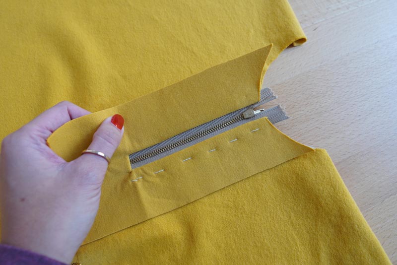 Jak ušít tričko se zipem a nízkým stojatým límečkem - zip s podšívkou ve výstřihu