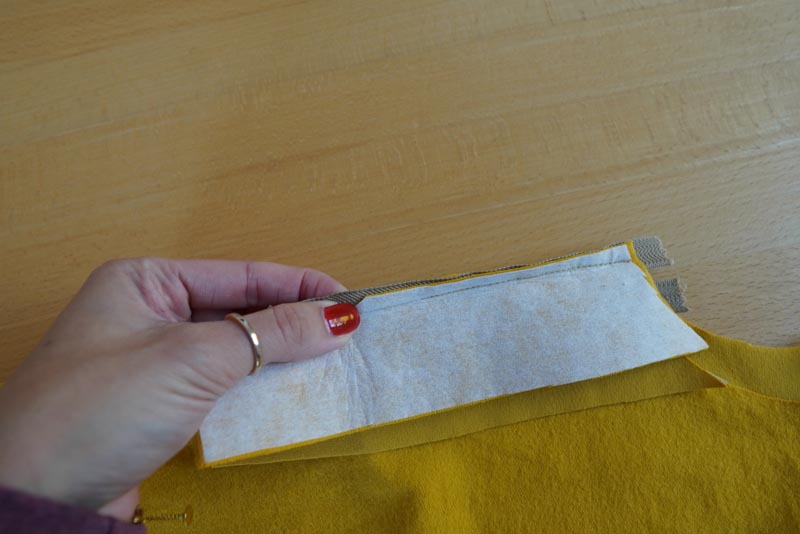 Jak ušít tričko se zipem a nízkým stojatým límečkem - zip s podšívkou ve výstřihu