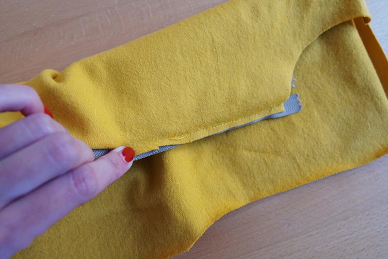 Jak ušít tričko se zipem a nízkým stojatým límečkem - zip s podšívkou ve výstřihu