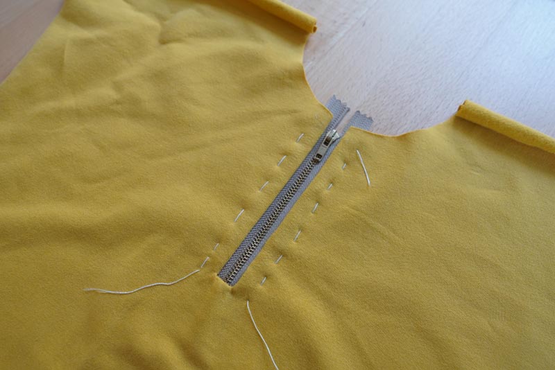 Jak ušít tričko se zipem a nízkým stojatým límečkem - zip s podšívkou ve výstřihu