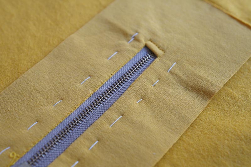 Jak ušít tričko se zipem a nízkým stojatým límečkem - zip s podšívkou ve výstřihu