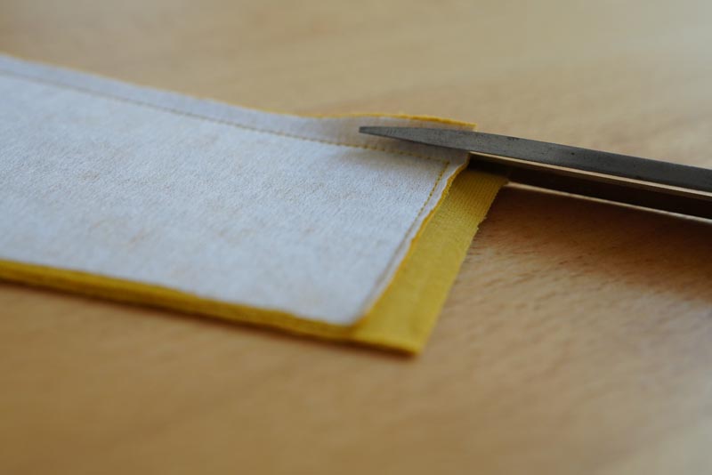 Jak ušít tričko se zipem a nízkým stojatým límečkem - límeček