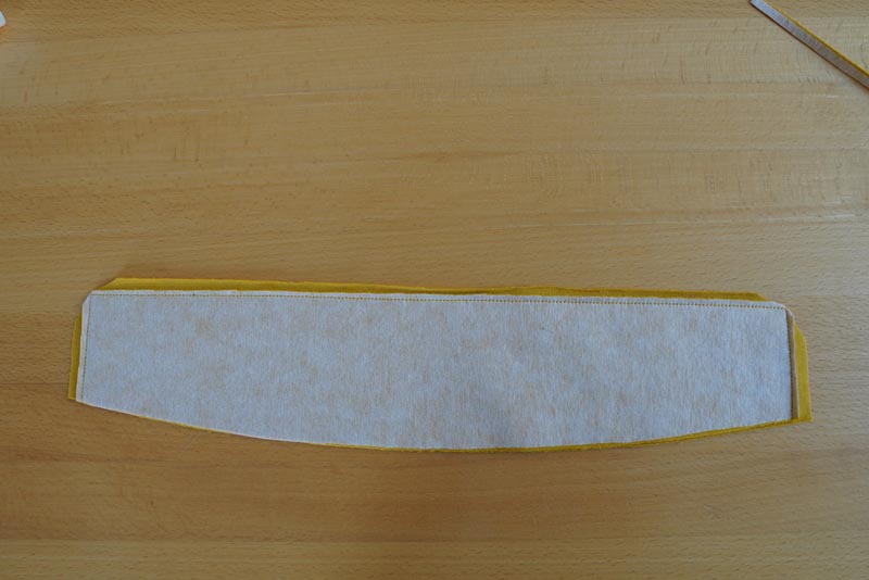 Jak ušít tričko se zipem a nízkým stojatým límečkem - límeček