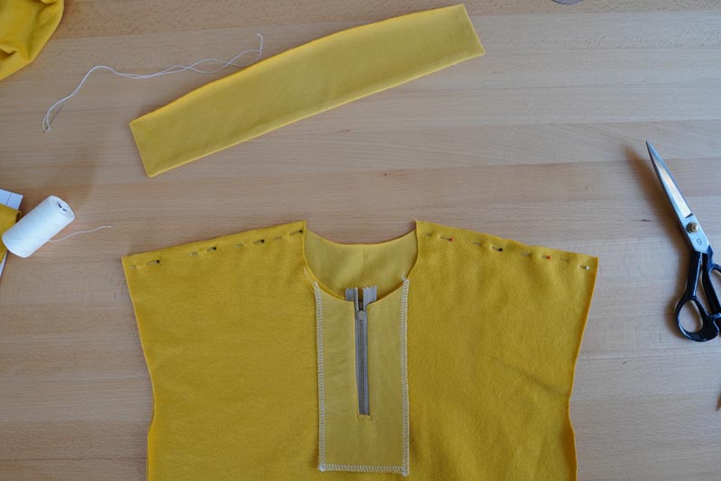 Jak ušít tričko se zipem a nízkým stojatým límečkem - ramenní švy