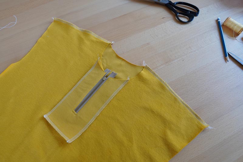 Jak ušít tričko se zipem a nízkým stojatým límečkem - ramenní švy