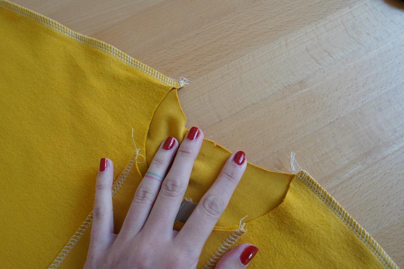 Jak ušít tričko se zipem a nízkým stojatým límečkem - límeček