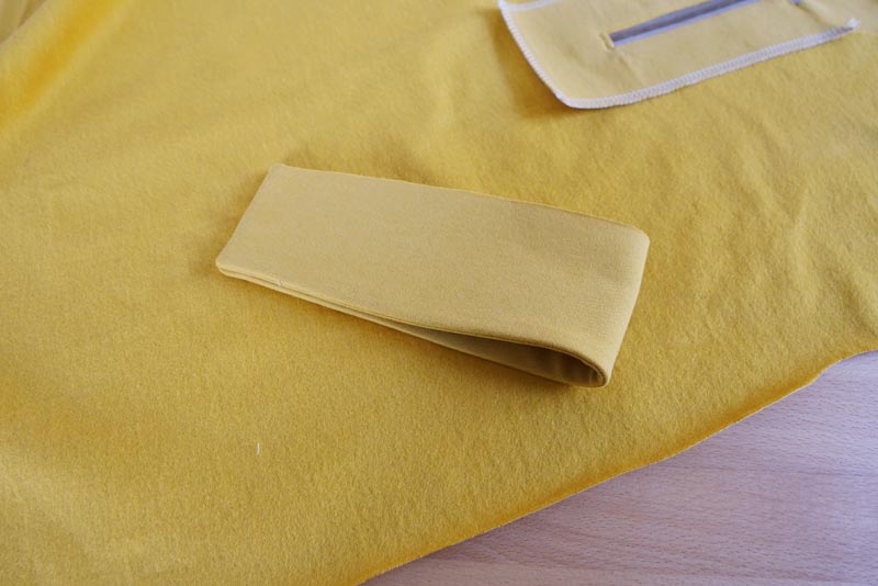 Jak ušít tričko se zipem a nízkým stojatým límečkem - límeček