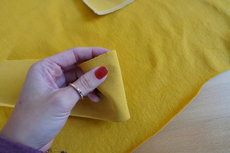 Jak ušít tričko se zipem a nízkým stojatým límečkem - límeček