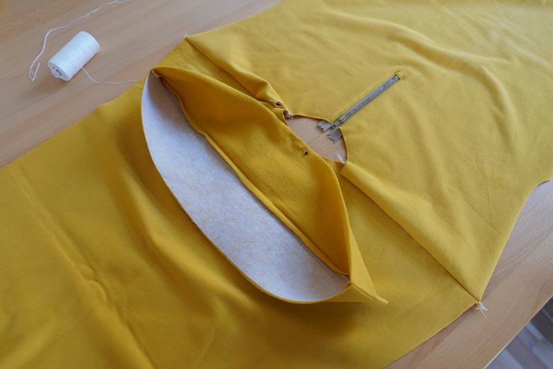 Jak ušít tričko se zipem a nízkým stojatým límečkem - límeček