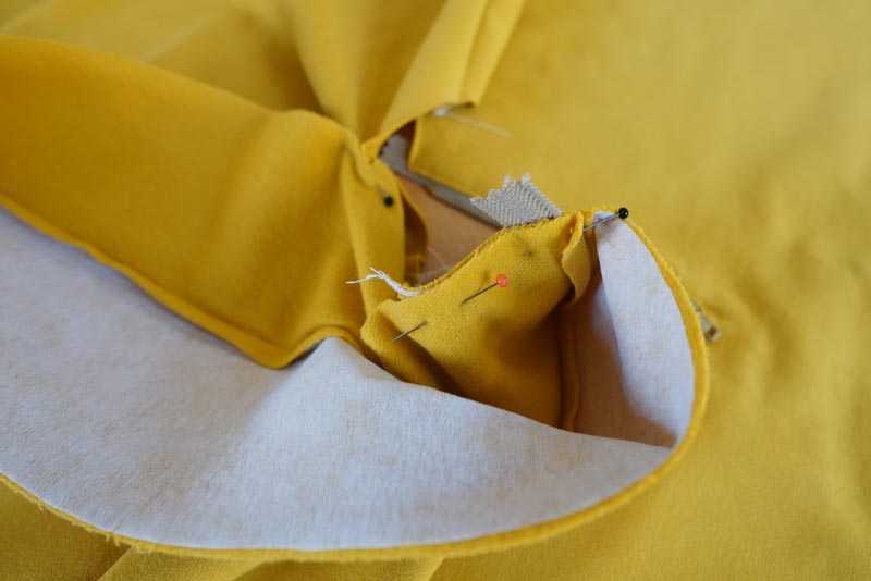 Jak ušít tričko se zipem a nízkým stojatým límečkem - límeček