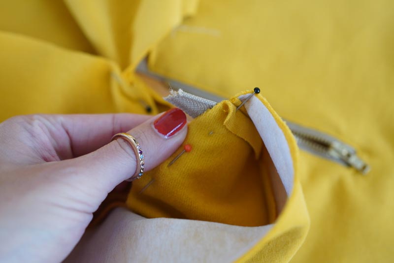 Jak ušít tričko se zipem a nízkým stojatým límečkem - límeček