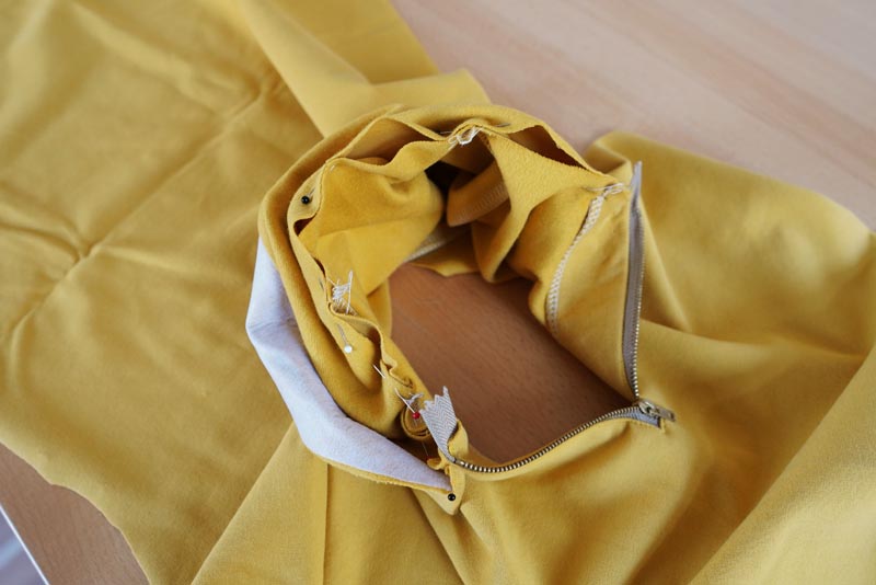 Jak ušít tričko se zipem a nízkým stojatým límečkem - límeček